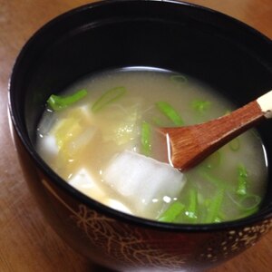 豆腐と白菜とネギの味噌汁